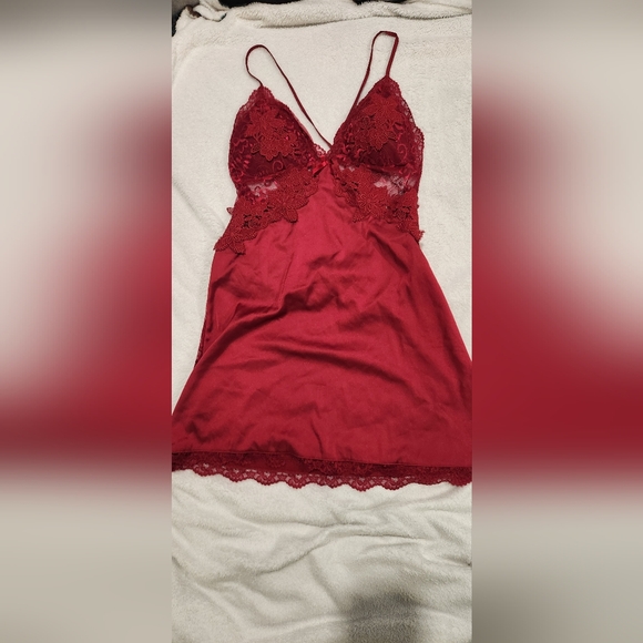 Red Slip Low-back with Lace - Picture 1 of 6